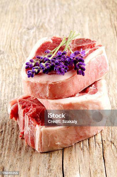 Carneiro Chop E Lavanda - Fotografias de stock e mais imagens de Carinhoso - Carinhoso, Carne, Carne Vermelha