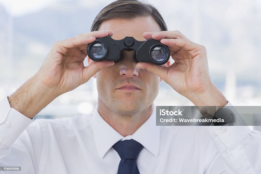 Primer plano de hombre de negocios con binoculares - Foto de stock de A la moda libre de derechos