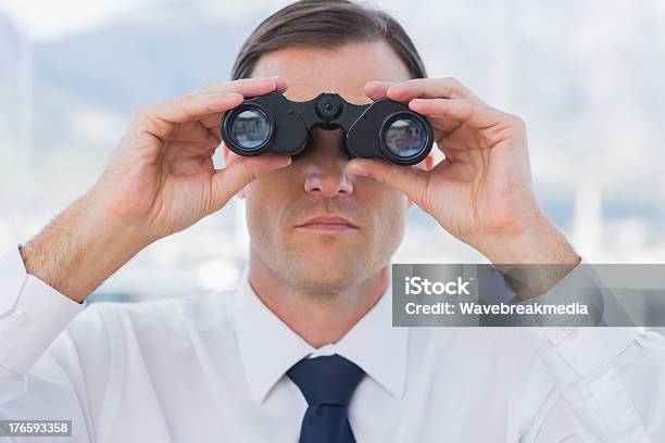 Primer Plano De Hombre De Negocios Con Binoculares Foto de stock y más banco de imágenes de A la moda - A la moda, Alta Sociedad, Bien vestido