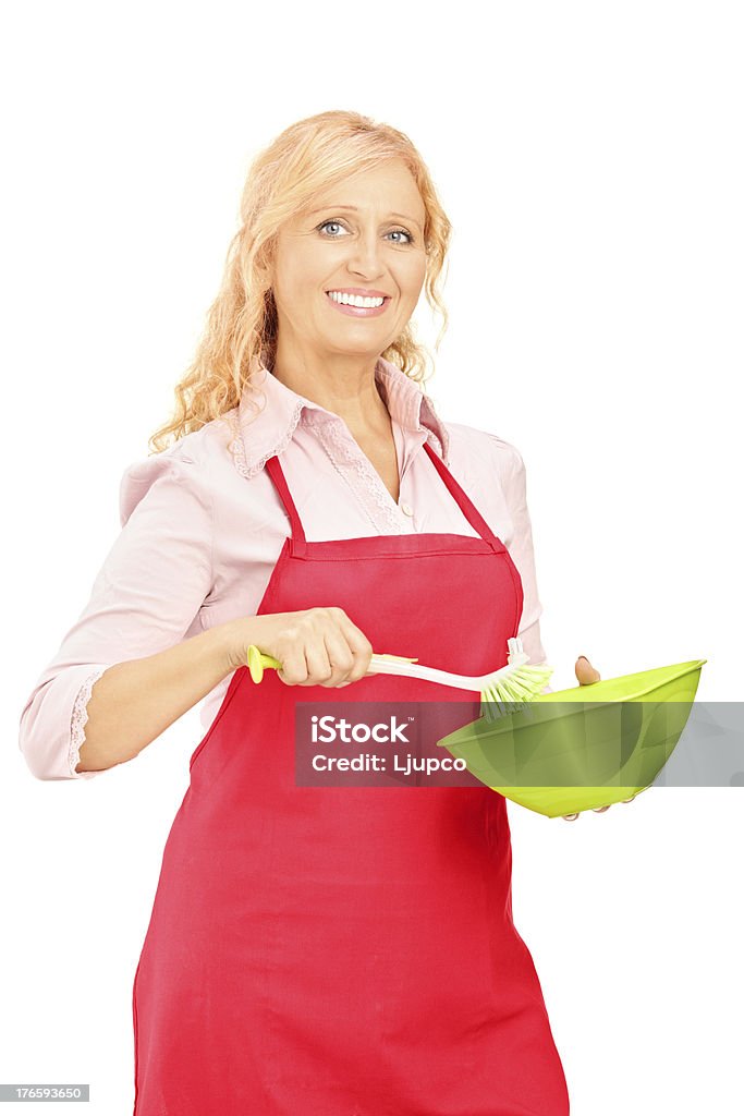 Mujer rubia usando Delantal rojo de retención y utensilios de cocina - Foto de stock de 40-49 años libre de derechos