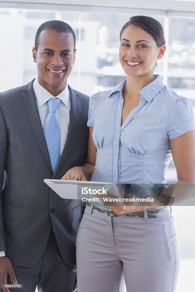 Equipe de negócios sorridente com tablet pc - Royalty-free Alta Sociedade Foto de stock