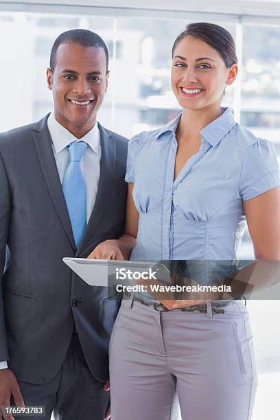 Equipe De Negócios Sorridente Com Tablet Pc - Fotografias de stock e mais imagens de Alta Sociedade - Alta Sociedade, Computador, Deslizar - Técnica de imagem