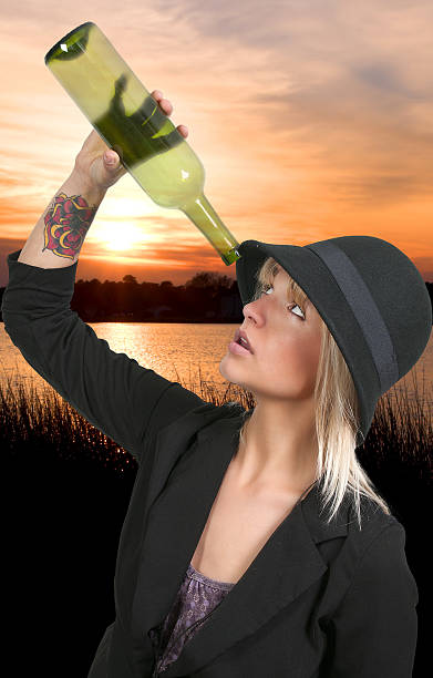 mulher com vinho - alcolholism imagens e fotografias de stock