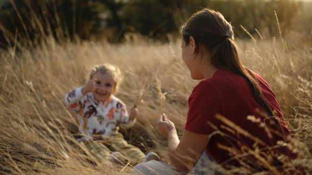 mamá e hija disfrutan de la naturaleza otoñal. - 2 3 months beginnings new life caucasian fotografías e imágenes de stock