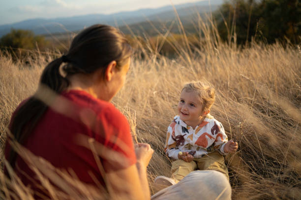 mamá e hija disfrutan de la naturaleza otoñal. - 2 3 months beginnings new life caucasian fotografías e imágenes de stock