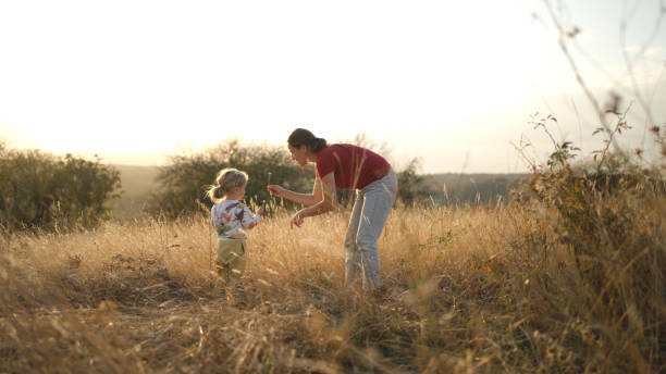 mamá e hija disfrutan de la naturaleza otoñal. - 2 3 months beginnings new life caucasian fotografías e imágenes de stock