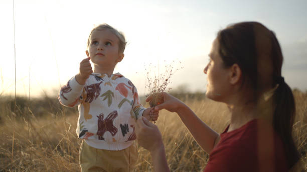 mamá e hija disfrutan de la naturaleza otoñal. - 2 3 months beginnings new life caucasian fotografías e imágenes de stock