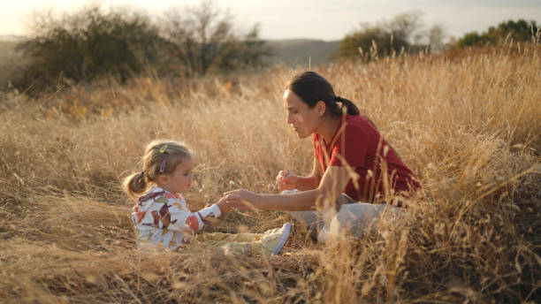 mamá e hija disfrutan de la naturaleza otoñal. - 2 3 months beginnings new life caucasian fotografías e imágenes de stock