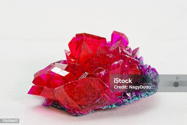 Nahaufnahme Der Kristalle In Ruby Farbe Stockfoto und mehr Bilder von Abstrakt - Abstrakt, Chemie, Einzelner Gegenstand