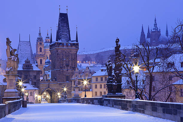 чешская республика, pague, карлов мост - prague europe czech republic night стоковые фото и изображения