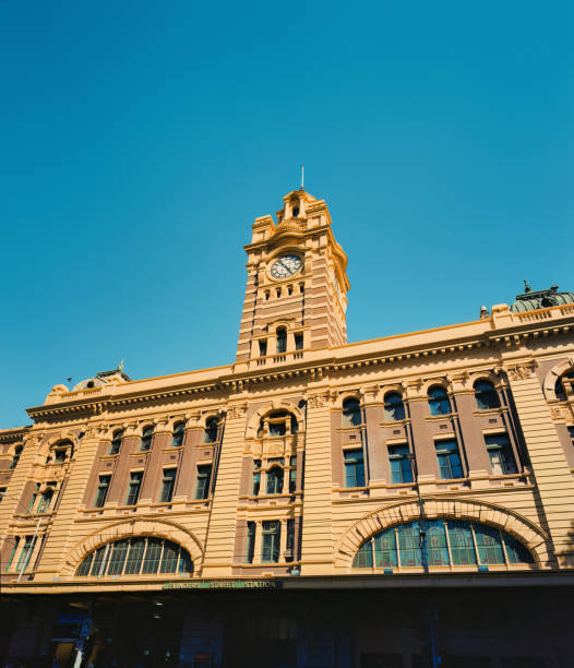 stacja flinders street, melbourne, wiktoria, australia - melbourne australia clock tower clock zdjęcia i obrazy z banku zdjęć