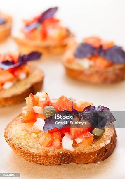 Bruschetta Con Tomates Y Albahaca Foto de stock y más banco de imágenes de Aceite para cocinar - Aceite para cocinar, Aceituna, Aceituna verde