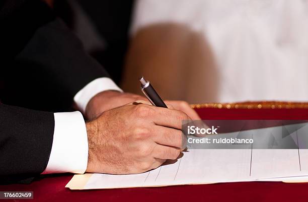 숫나사 서명 계약서에 대한 스톡 사진 및 기타 이미지 - 계약서, 금융, 기업 비즈니스