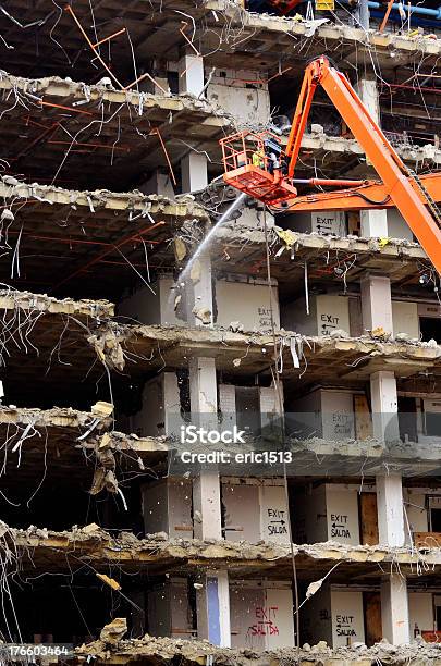 Budowa Rozpadnięciu Się Lub Wchodzących W Dół - zdjęcia stockowe i więcej obrazów Agresja - Agresja, Architektura, Betonowy