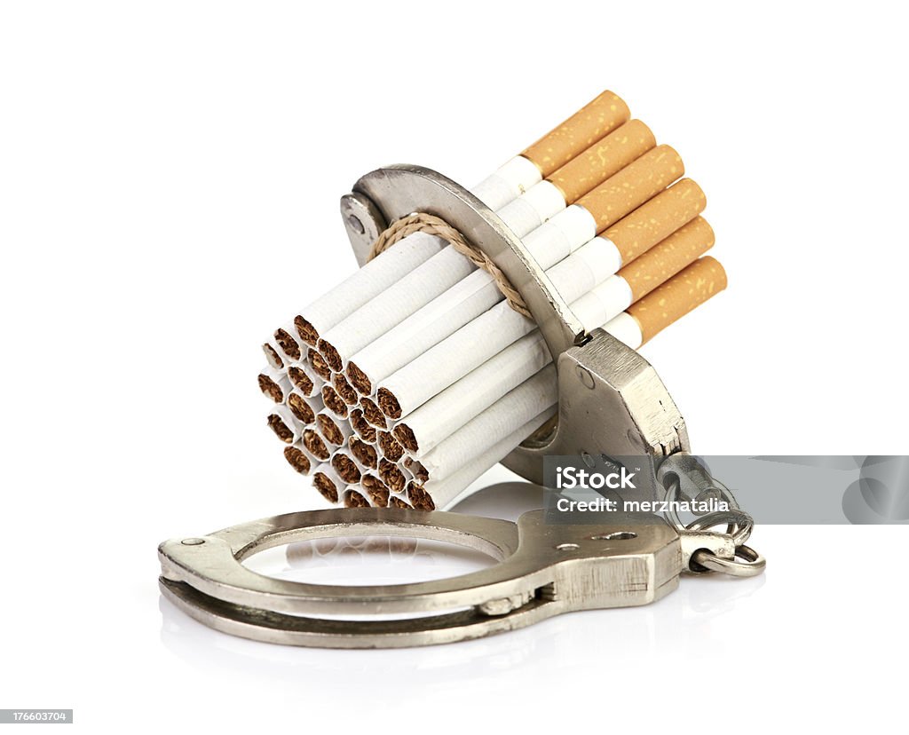 Além de conceito com cigarros e Algema - Royalty-free Abandonado Foto de stock