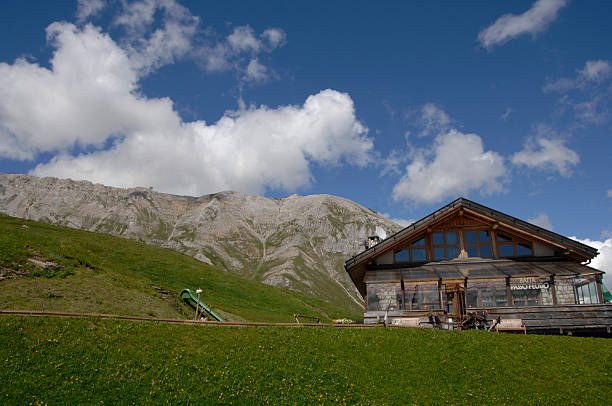 rifugio passo feudo, predazzo, val di fiemme, dolomiti, trentino - travel destinations alto adige north tirol dolomites - fotografias e filmes do acervo