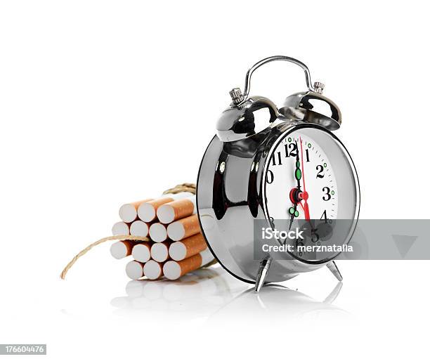 Foto de Parada Fumantes Isolado No Fundo Branco e mais fotos de stock de Amontoamento - Amontoamento, Cigarro, Cronômetro - Instrumento para medir o tempo