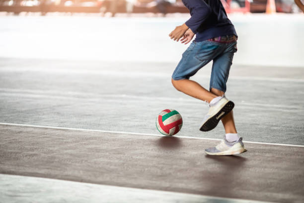 selektiver fokus auf das futsalfeld mit verschwommenem ball und futsalspieler. - soccer field soccer single line field stock-fotos und bilder