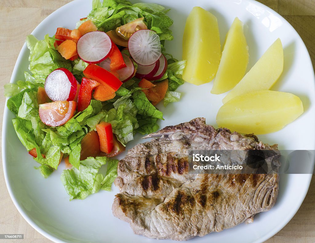 豚の肉とポテトのサラダ - カツレツのロイヤリティフリーストックフォト