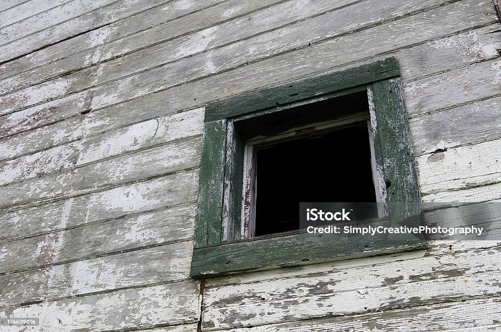 Clima golpeados antigua ventana de madera - Foto de stock de Agrietado libre de derechos