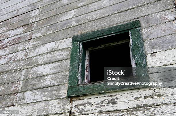 Photo libre de droit de Vieille Fenêtre En Bois Temps Hors Des Sentiers Battus banque d'images et plus d'images libres de droit de Blanc