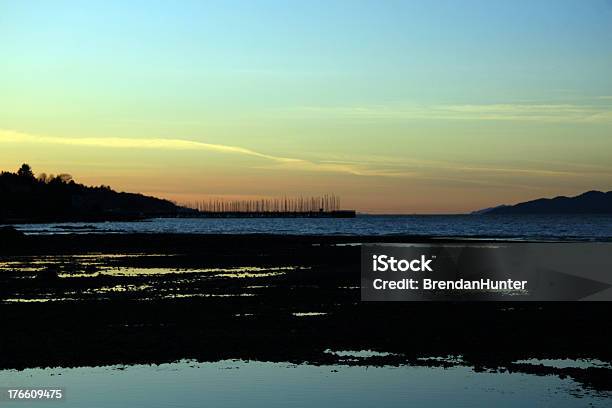 Piscina Natural Criada Pela Maré - Fotografias de stock e mais imagens de Anoitecer - Anoitecer, Atracado, Azul