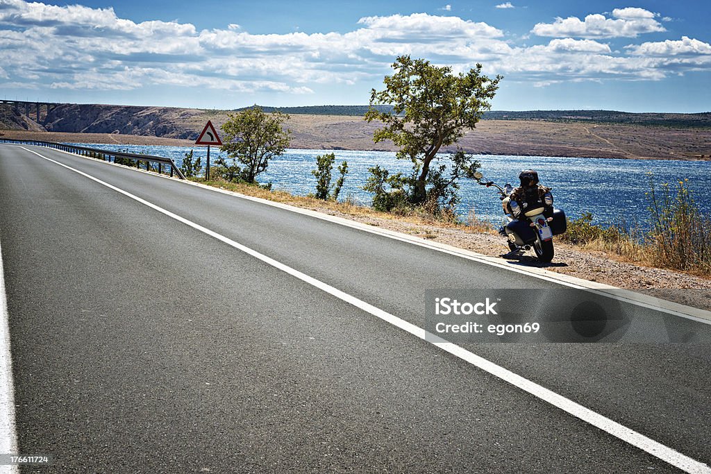Motocicletta sulla strada - Foto stock royalty-free di Ambientazione esterna