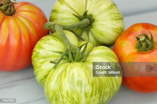 Grande Na Mesa De Madeira De Tomate Heirloom - Fotografias de stock e mais imagens de Grande - Grande, Tomate Heirloom, Acabado