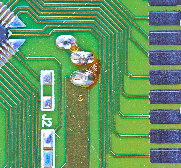 gros plan macro de circuit électronique de conseil et isolé - circuit board computer chip mother board electrical component photos et images de collection