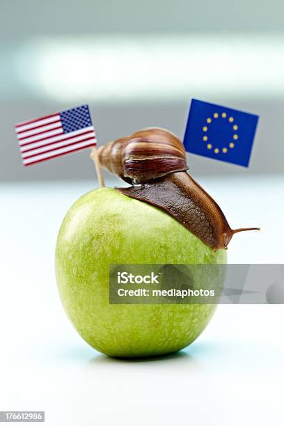 Moderne Politischen Situation Stockfoto und mehr Bilder von UN-Flagge - UN-Flagge, Apfel, Auseinander