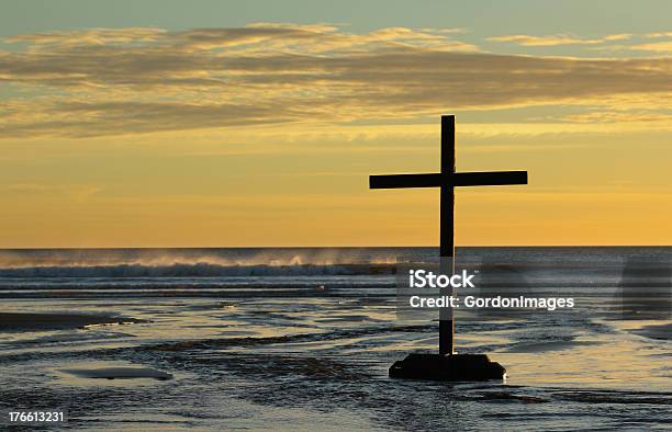 Ondas Cross - Fotografias de stock e mais imagens de Ao Ar Livre - Ao Ar Livre, Cristianismo, Crucifixo