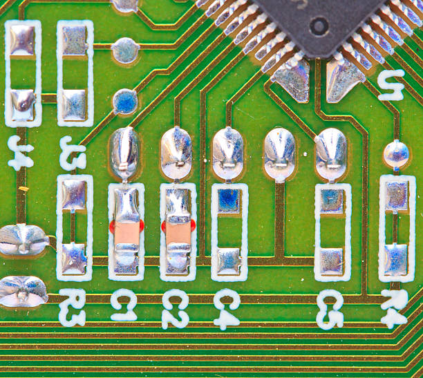 gros plan macro de circuit électronique de conseil et isolé - computer part mother board circuit board blue photos et images de collection