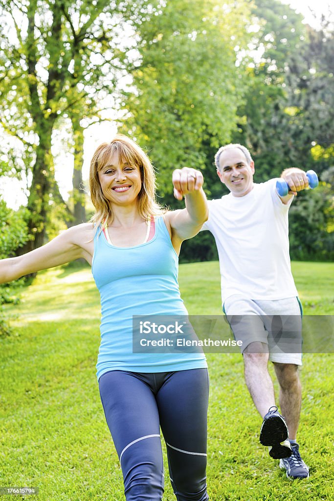 Personal trainer com o cliente s'exercitar no parque - Foto de stock de 40-49 anos royalty-free