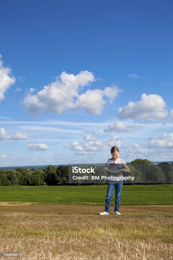 Rapariga a ler uma história para o espaço aberto - Royalty-free Adolescência Foto de stock