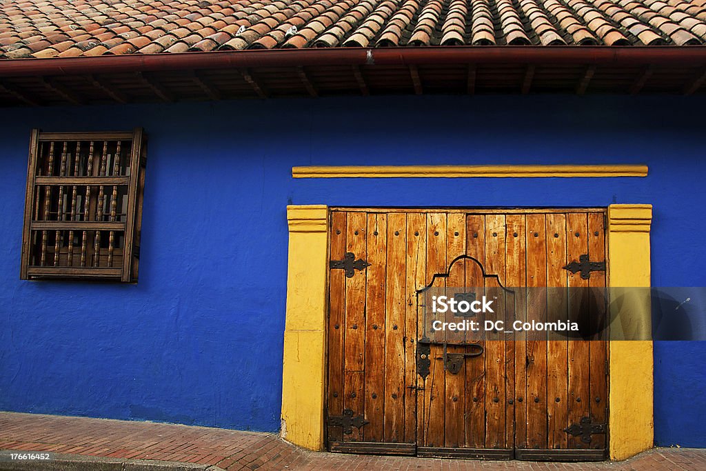 Colonial de parede e porta - Foto de stock de Bogotá royalty-free