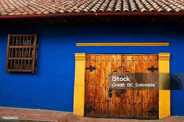 Foto de Colonial De Parede E Porta e mais fotos de stock de Bogotá - Bogotá, La Candelaria - Bogotá, Amarelo