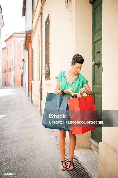 Jovem Mulher Com Compras Italiano - Fotografias de stock e mais imagens de Abundância - Abundância, Adolescente, Adulto