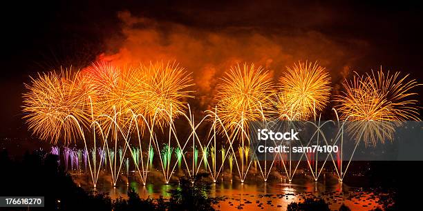 Fogos De Artifício Sobre A Cidade De Annecy Em França - Fotografias de stock e mais imagens de Annecy