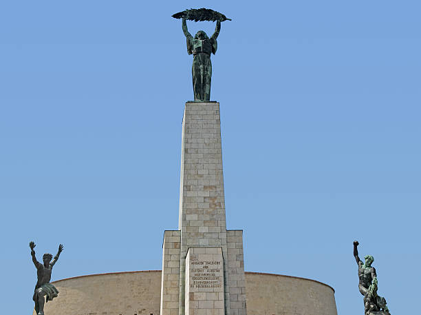 monumento alla liberazione (szabadsag szobor), budapest, ungheria - liberation monument budapest hungary monument foto e immagini stock