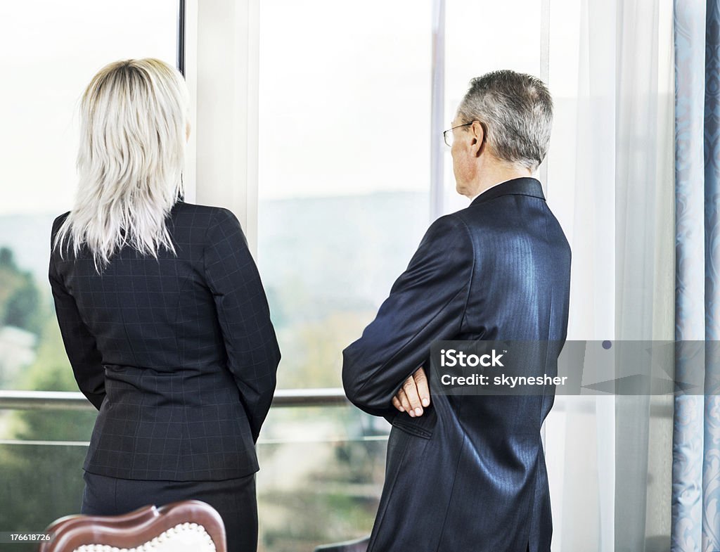 Pessoas de negócios, olhando pela janela. - Foto de stock de Adulto royalty-free