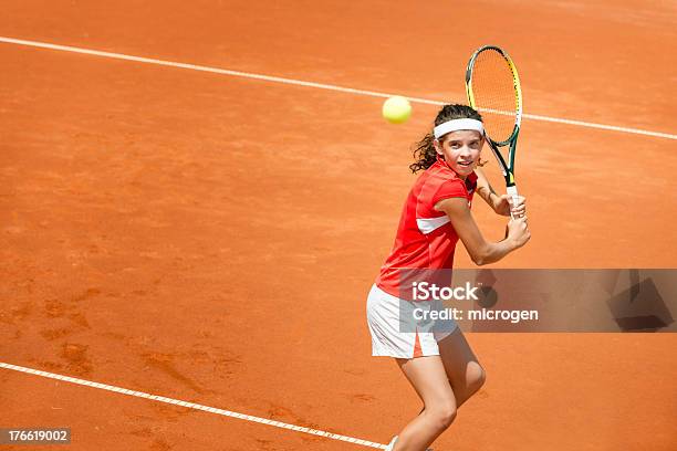 テニスバックハンド - ティーンエイジャーのストックフォトや画像を多数ご用意 - ティーンエイジャー, テニス, プレーする
