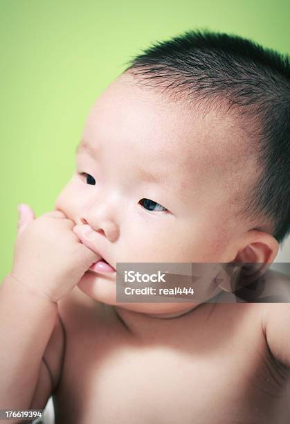 Linda Asiática Bebé Foto de stock y más banco de imágenes de 2-5 meses - 2-5 meses, 6-11 meses, Alegre