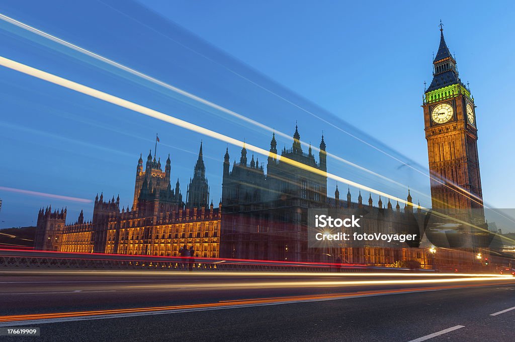 London Big Ben Parlement zooming de signalisation sur le pont de Westminster, Royaume-Uni - Photo de Angleterre libre de droits