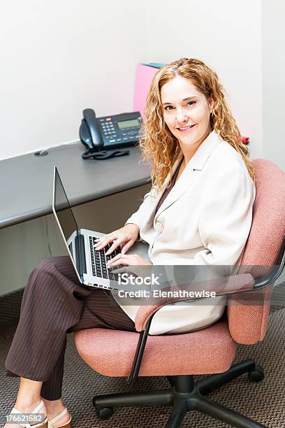 Frau Tippen Auf Laptopcomputer Am Arbeitsplatz Stockfoto und mehr Bilder von Arbeiten - Arbeiten, Attraktive Frau, Blondes Haar