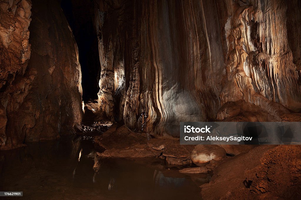 Colonnes en pierre dans une grotte - Photo de Antique libre de droits