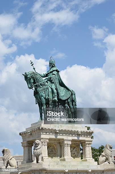 Estátua De Santo Estêvão Budapeste Hungria - Fotografias de stock e mais imagens de Ao Ar Livre - Ao Ar Livre, Azul, Budapeste