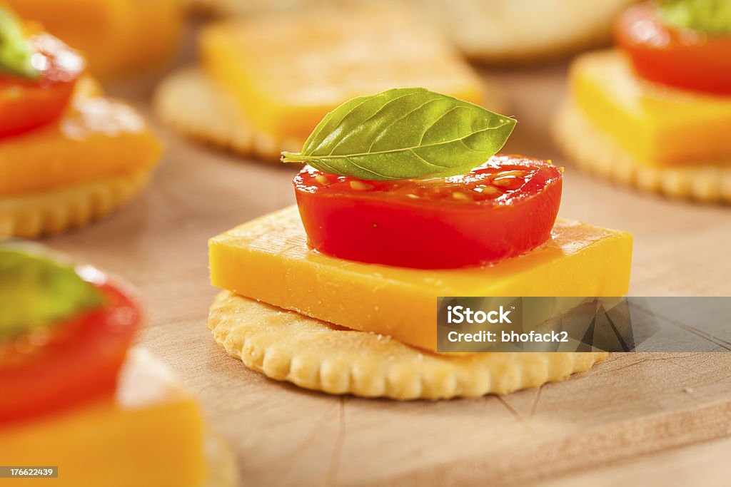 Chedder y Cracker aperitivo de queso - Foto de stock de Albahaca libre de derechos