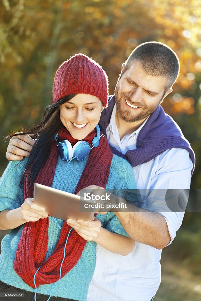Jeune couple avec Tablette numérique - Photo de Adulte libre de droits