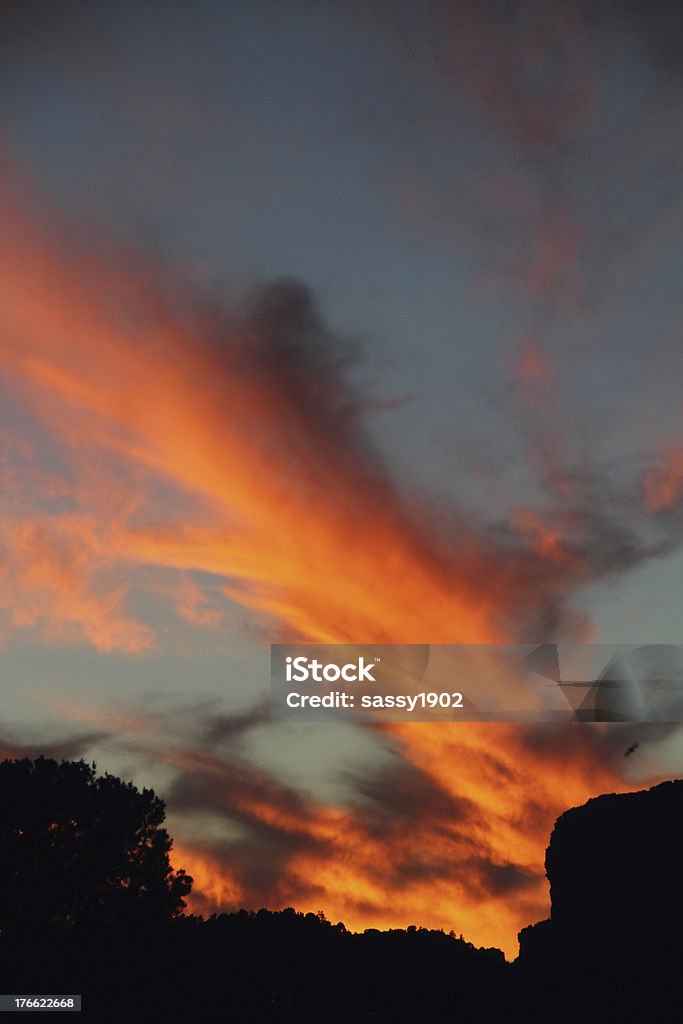 スカイ夕暮れの印象的なシルエット - カラー画像のロイヤリティフリーストックフォト