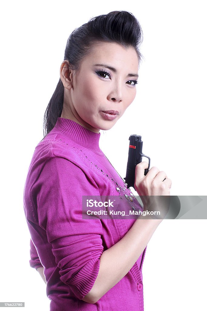 Asiatische Frau hält eine Waffe - Lizenzfrei Attraktive Frau Stock-Foto